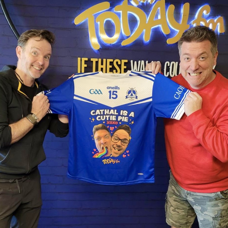 TodayFM's tweet image. A lil sneak peak at Cathal's NEW jerseys for his team - Kevin's Hurling Club, Dolphin's Barn, Dublin! 👀😮🇮🇪

@DermotTodayFM &amp;amp; @DaveTodayFM said they'd sponsor him!

Do you think his teammates will like them? 🤣😂