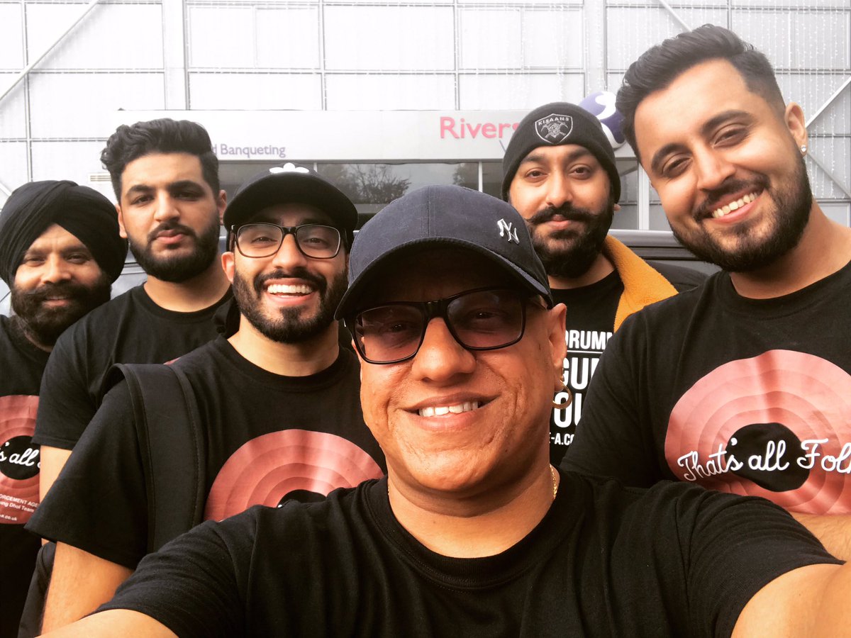 TheD_E_A's tweet photo. #DEA Folk band team ππΌπΌπΉπ₯πΌ 1 from last weeks #GIG @riverside_venue_heathrow #dhol #musicians #liveband #livemusic #ThatsAllFolk #backtobackgigsπ€ #ontheroad #algozey #tumbi #baja #wedding
#allsmileshere #strongerthaneverπͺπ»#moreclean #morefun #moretocome #Smashingit ππΌπ₯ππΌπ₯ https://t.co/dsQEak9QSW