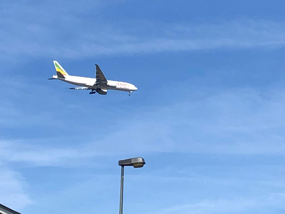 Nous enjoignons le Ministre Gilkinet à respecter les arrêts de la cour d’appel; il n’est pas normal que les atterrissages soient déviés sans vent sur des zones urbanisées alors qu’une zone non aedificandi existe