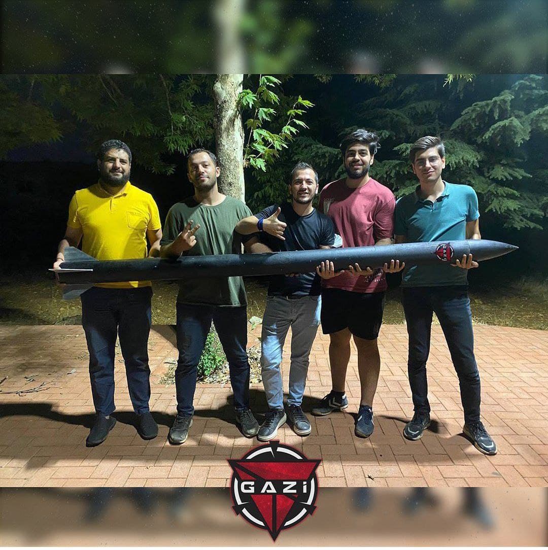 gaziantepUniv's tweet photo. #TEKNOFEST2021 'de GAÜN fırtınası devam ediyor

Orta ��rtifa Roket Kategorisinde GAÜN'den +3 FİNALİST
Atış Hazırlık Testlerini başarılı şekilde yapan takımlarımızı tebrik ederiz👏🚀

✅Gazi Uzay
✅Simurg
✅Çağdaş Roket Takımı
@Selcuk
#MilliTeknolojiHamlesi
#TEKNOFEST2021Yükleniyor https://t.co/zrqfoEjrsb