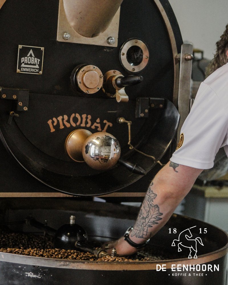 Vincent is weer druk bezig met het branden van verse koffiebonen! Wil je ook genieten van versgebrande koffie?  ☕Kom dan langs in onze bar of bestel op eenhoorn.eu!
