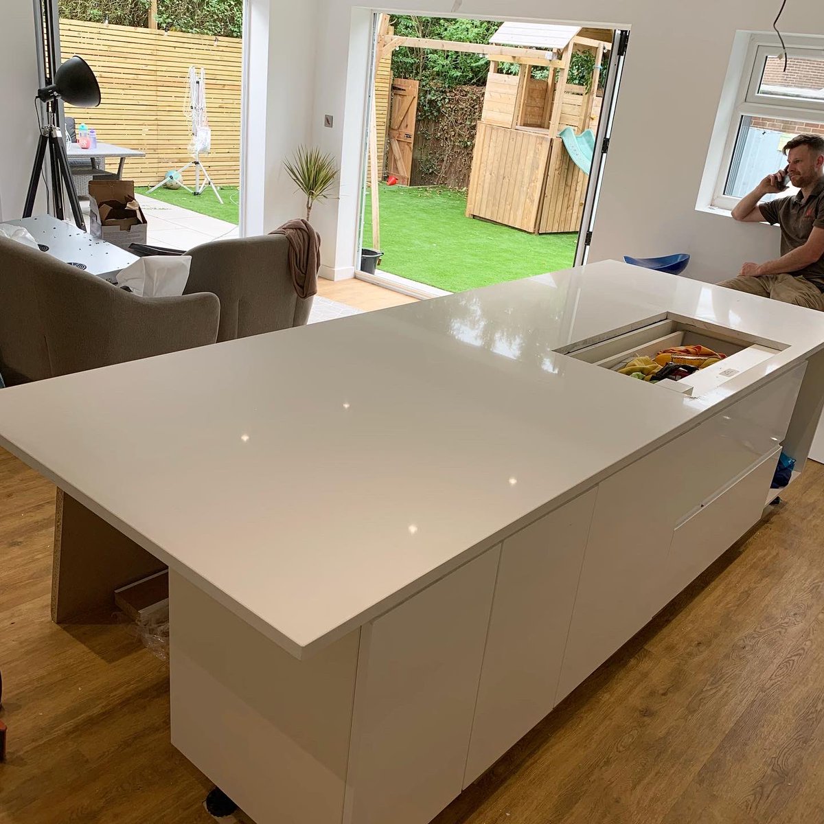 Bethan_Southern's tweet photo. OMG itβs here!! #quartzworktop #300kg ππππ https://t.co/lf7stA43Mw