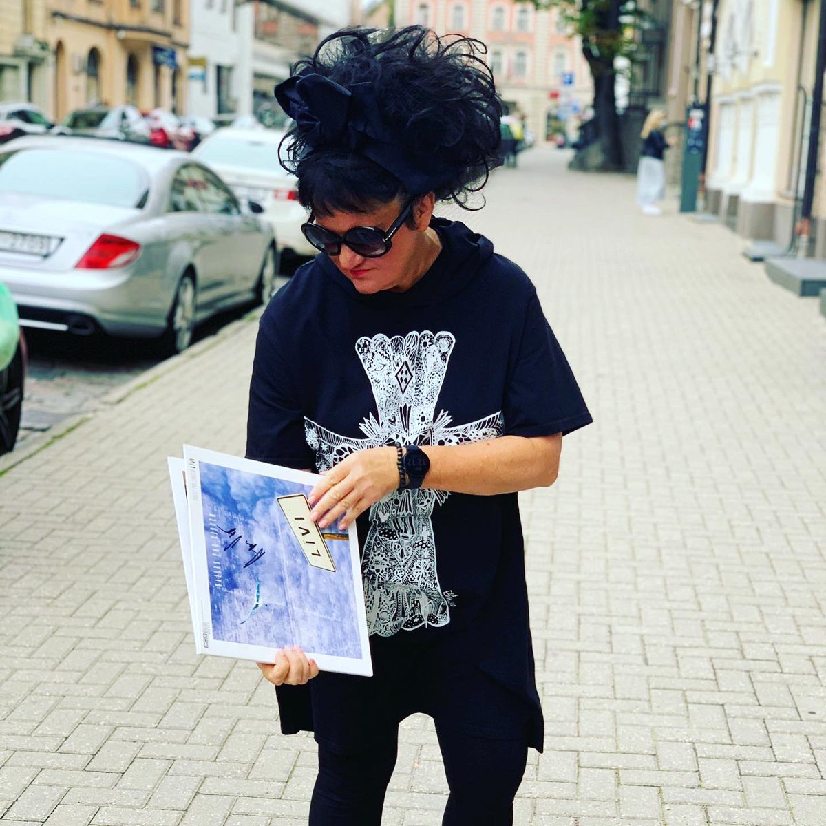 MicRec's tweet photo. Jāņa Groduma dzīves pēdējo gadu eņģelis @epatmalniece priecīga par @GrupaLivi leģendārā 1997. gada albuma "Bailes par ziņģēm" pārizdevumu vinila skaņuplatē. Un ar Virgas autogrāfu! Tagad tikai esot vēl jānopērk skaņuplašu atskaņotājs! 😅 #Līvi #BailesParZingem https://t.co/AjdjkkhfGQ