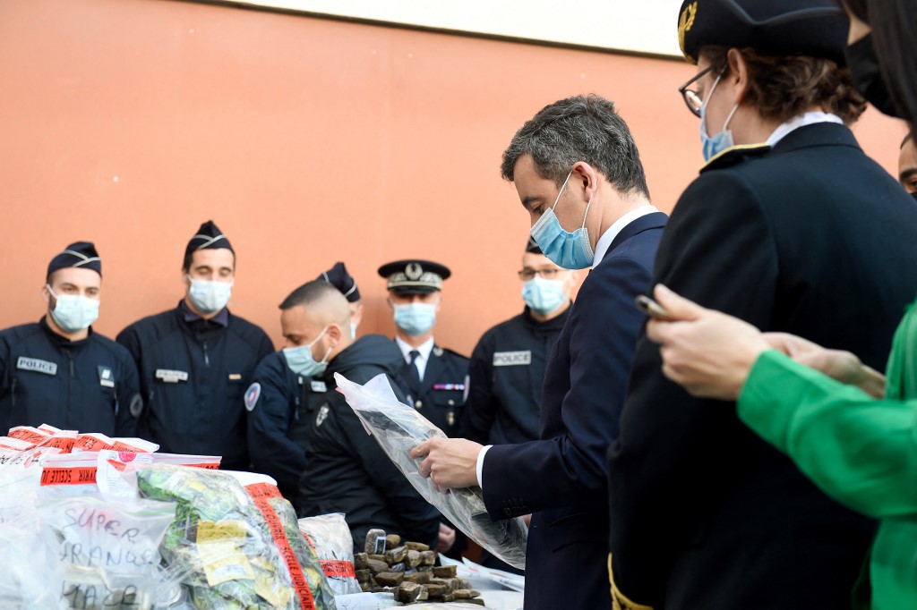 Questions du soir (@questionsdusoir) on Twitter photo RDV 18h15 sur <a href="/franceculture/">France Culture</a>
« Lutte contre le trafic de drogue : une guerre sans fin ? »
Pour en débattre, <a href="/fsaltiel/">François Saltiel</a> recevra le député <a href="/lesRepublicains/">les Républicains</a> Eric Diard, le professeur de droit <a href="/PerrierJb/">Jean-Baptiste Perrier</a> <a href="/IspecAix/">ISPEC</a> et le sociologue Dominique Duprez ! RDV 18h15 sur <a href="/franceculture/">France Culture</a>
« Lutte contre le trafic de drogue : une guerre sans fin ? »
Pour en débattre, <a href="/fsaltiel/">François Saltiel</a> recevra le député <a href="/lesRepublicains/">les Républicains</a> Eric Diard, le professeur de droit <a href="/PerrierJb/">Jean-Baptiste Perrier</a> <a href="/IspecAix/">ISPEC</a> et le sociologue Dominique Duprez !