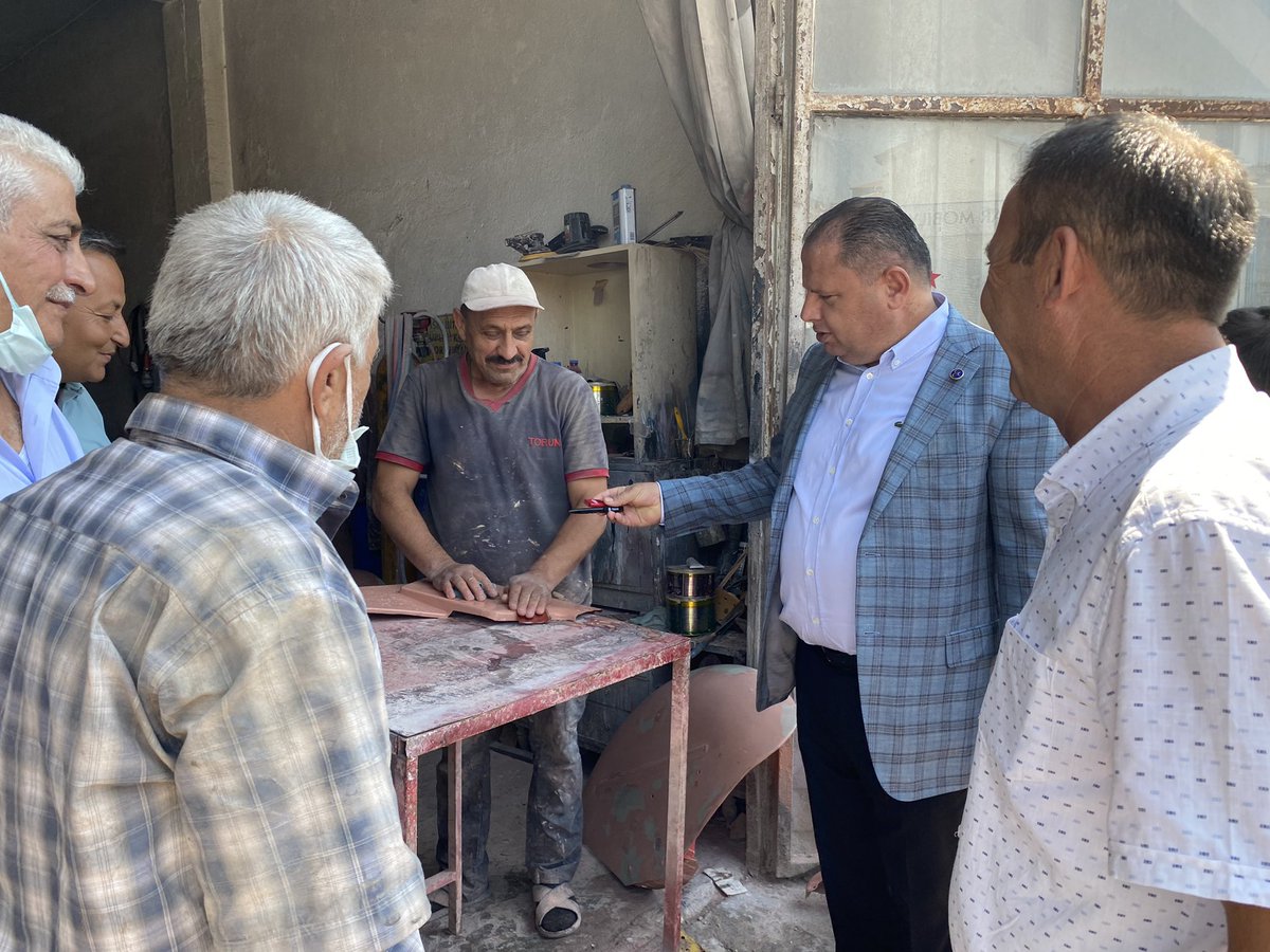 Avkthalilozturk's tweet photo. Samimiyetin lisanı yoktur. Samimiyeti açıklamak mümkün değildir. O gözlerden ve çehrelerden anlaşılır. Selamlaştığımızda gözlerinin içiyle bizlere de gülümseyen sanayi esnafımıza sonsuz şükranlarımı sunarım. https://t.co/UGJpdrJl2u