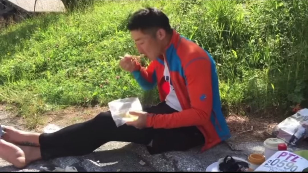 journeyaroundpp's tweet photo. ธีโอกับเดโม่ทำไข่ทอด(?)เติมพลังให้ปะป๊า ปะป๊ากินแล้วน๊า 😭😭😭😭
.
ธนอนบอกอร่อยด้วยอะ แง😭😭😭🤏 https://t.co/Na2G3JQnZT