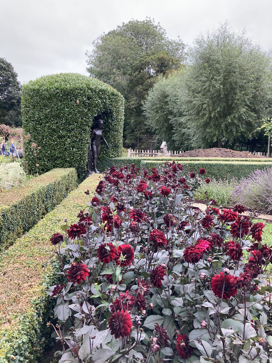 Looking forward to a top notch lunch at this special charity event. There has never been a greater need for the kind of support <a href="/PerennialGRBS/">Perennial</a> offers those in the horticultural industry! And the first person I spoke to when I arrived got married at the Swiss Garden! 👰🏻