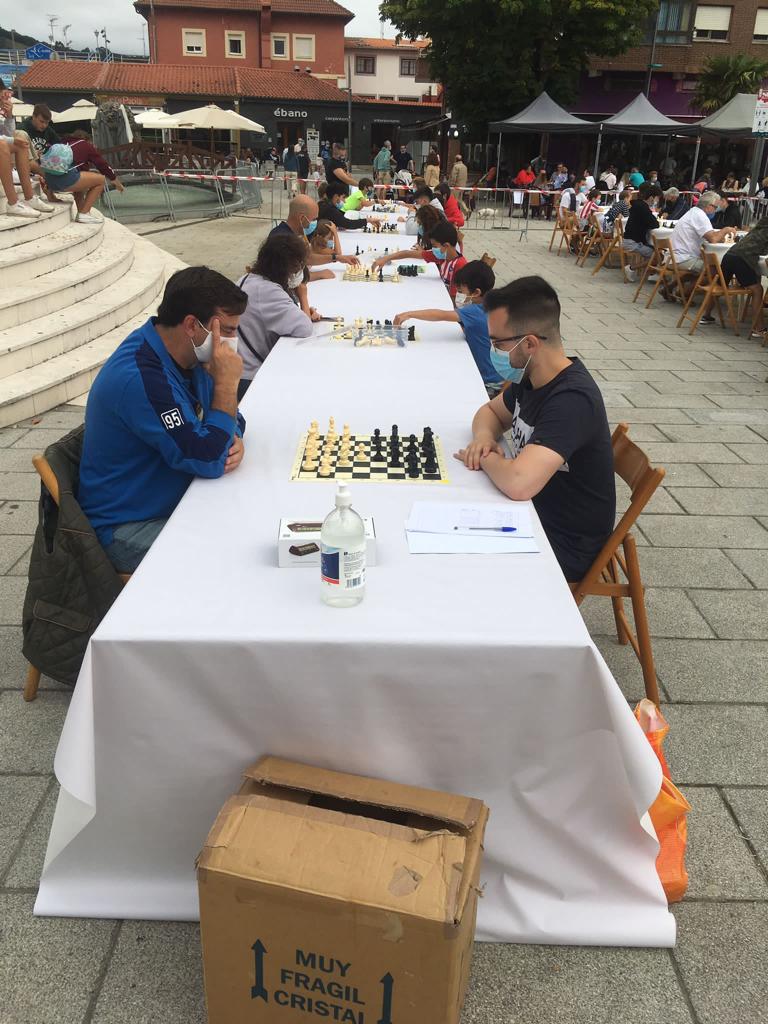 ♟ Mañana, jueves 26, los amantes del #Ajedreztenéis una cita en #Noja, con la última jornada de la Exhibición abierta. 

👉 De 19:00 a 21:30, en la Plaza de la Villa. 

😉 Amateurs, profesionales, jóvenes, mayores.. ¡bienvenidos al tablero!