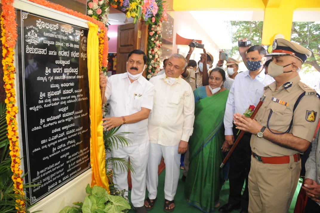 bengalurulive_'s tweet photo. Karnataka’s forensic labs will be upgraded: Minister

Home Minister Araga Jnanendra praises Karnataka police for maintaining law and order

https://t.co/JqosG5RV8o

#Bangalore #Bengaluru #Karnataka #forensiclaboratories #HomeMinister @JnanendraAraga @DgpKarnataka @alokkumar6994 https://t.co/kASqm655WF