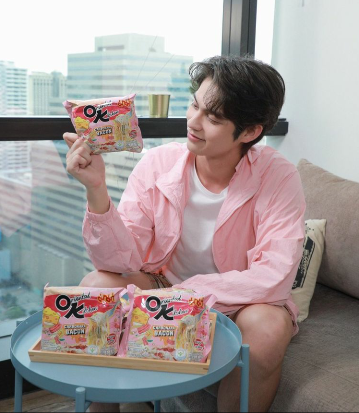 mamaloverth's tweet photo. ใครที่คิดไม่ออกว่าเที่ยงนี้จะกินอะไร ไบร์ทคิดมาให้แล้วววว นี่เลย!! #มาม่าOKคาโบนาร่าเบคอน ซองสีชมพูๆ ซองนี้นั่นเองงง
ไหนใครลองแล้วมาบอกไบร์ทหน่อยว่าอร่อยถูกใจกันมั้ยน้าาา 

🛒 หาซื้อได้ตามร้านสะดวกซื้อ ห้างชั้นนำใกล้บ้าน หรือ MAMA Line My Shop ได้เลยยย #MAMAOKxBright https://t.co/3RnriigPtU