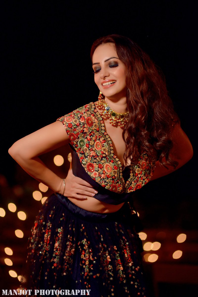 AnchorPiya's tweet photo. DAY2 LOOK3 Kasauli Wedding Event #receptionnight #slaying #outfit @savyacouture #jewelery @omsons_bridal_store #moments #capturedby @_manjotphotography #eventplanner @vicky_bajaj_p_team #location @glenviewresortkasauli #anchorpiyasharma #piyasharma #anchoronduty #weddingreception https://t.co/BWuLxiWPEq