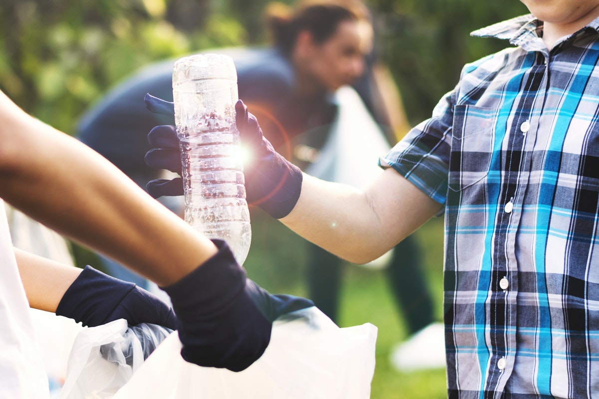 EFDCRewards's tweet photo. Heading on #Holiday? Remember, different places have different #Recycling rules, so get clued up before you go!

♻️ Can't find a recycling bin? Bring them home to recycle later
🧴 Keep #Reusable bottles with you
🌟 Buy products that are reusable, compostable, or recyclable https://t.co/I45MD9cpTI