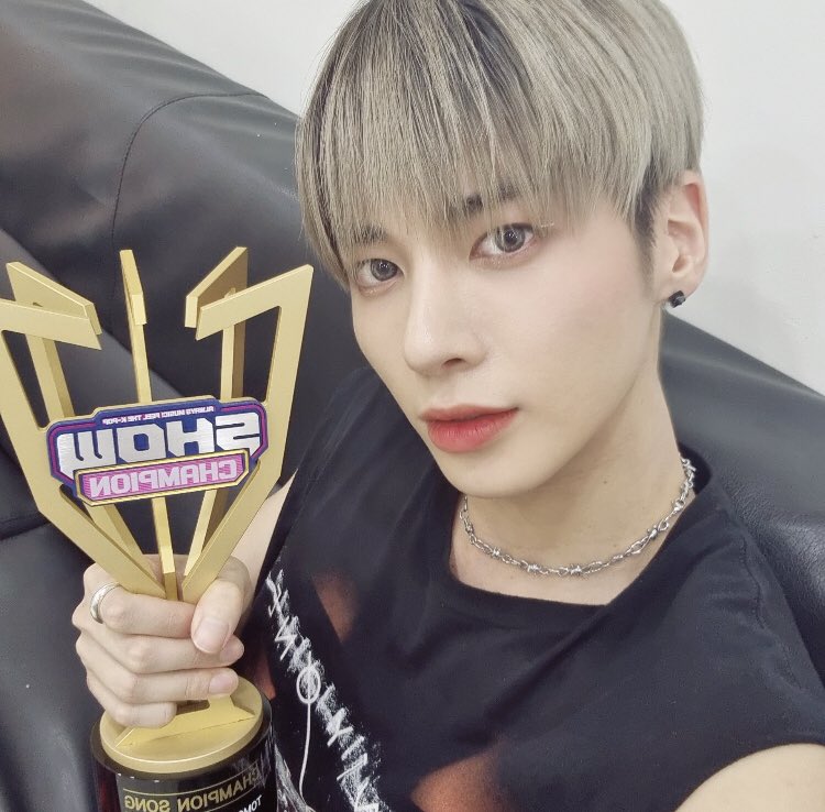 flowerO25's tweet photo. 2日続けて1位おめでとう 🤍🏆
皆が笑顔で嬉しいよ 😭💞

#LOSERLOVER2ndWin 
#회색빛차를타고_쇼챔_상도_타고 https://t.co/IKRu9p1yxR