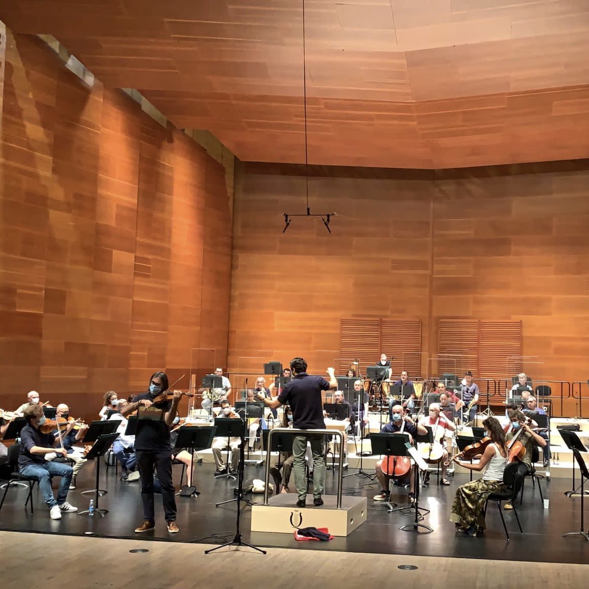 Leonidas Kavakos ensayando el Concierto para violín 🎻 de Chaikovski junto a la <a href="/ocnesp/">Orquesta y Coro Nacionales de España</a>. Os esperamos esta tarde 19:30h en el <a href="/KursaalDonostia/">Kursaal</a> <a href="/QuincenaMusical/">Musika Hamabostaldia - Quincena Musical</a>