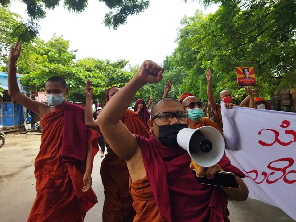Mandalay Sangha Union monks opposed the military junta by raising a three-finger salute in the streets. #UselessASEAN #Aug25Coup  #WhatsHappeningInMyanmar