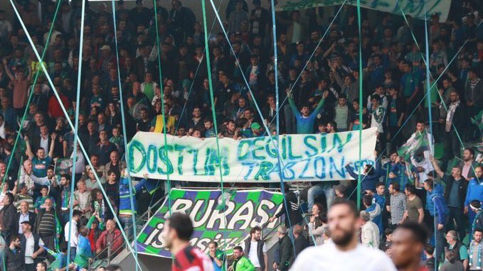 3 Haziran’ı unutanlar, Rizespor’un sahibinin taraftar olduğunu da unutmasınlar. Sizinle bu yolda asla yürümeyeceğiz… Bu tiyatro düzenine inat, daha yüksek sesle #DostumDeğilsinTrabzon!