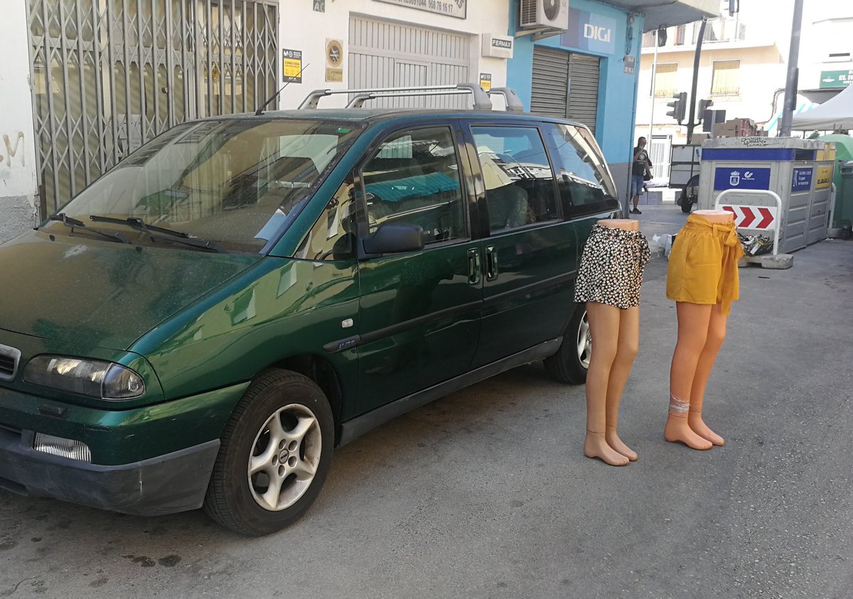 davgironeschef's tweet photo. Hace unas semanas se me llevó el coche la grua (con la correspondiente multa) por estar estacionado en zona de mercado. Hasta ahí correcto. Porque a estos dos coches no se los ha llevado la grua como el mio y hacerme perder toda la mañana @PL_Cieza  Quizás por no ser del pueblo? https://t.co/bZtXJLsF4D