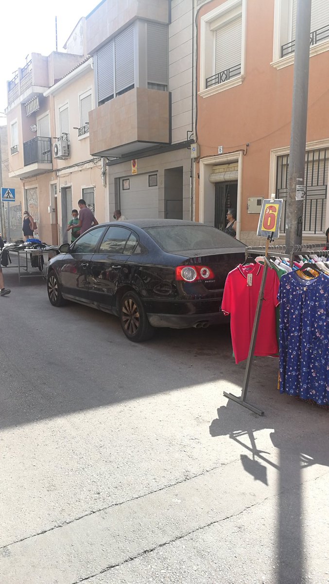 davgironeschef's tweet photo. Hace unas semanas se me llevó el coche la grua (con la correspondiente multa) por estar estacionado en zona de mercado. Hasta ahí correcto. Porque a estos dos coches no se los ha llevado la grua como el mio y hacerme perder toda la mañana @PL_Cieza  Quizás por no ser del pueblo? https://t.co/bZtXJLsF4D