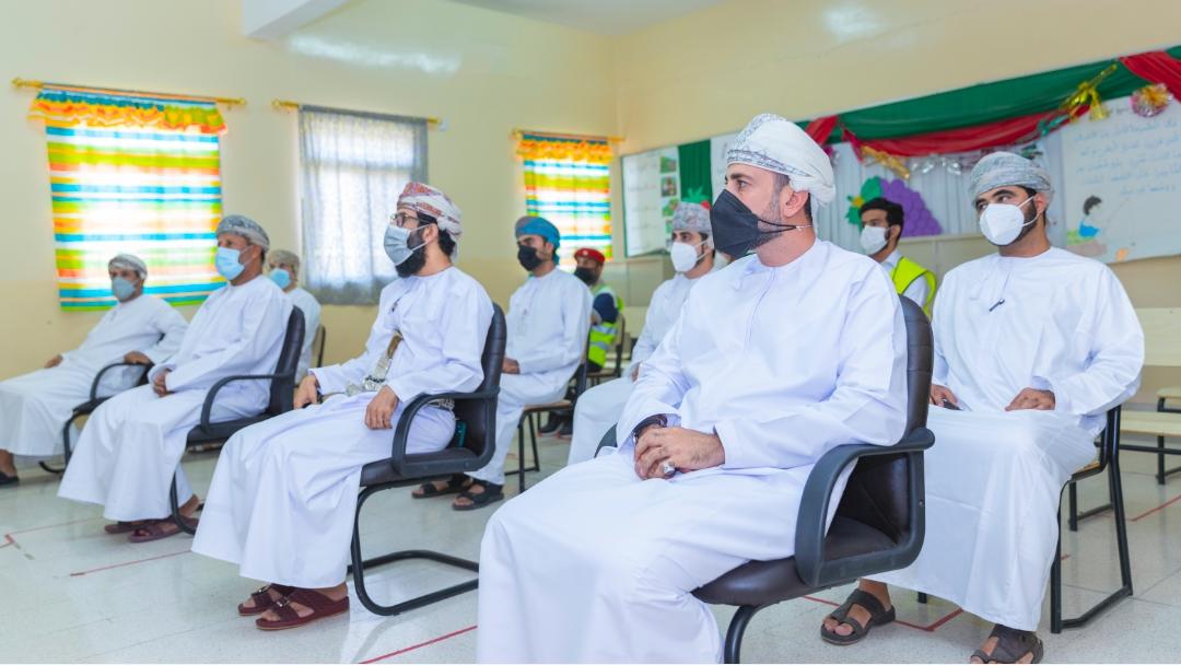 تحت رعاية سعادة أحمد بن ناصر العبري عضو مجلس الشورى ممثل ولاية نزوى- رئيس فريق نزوى الخيري وبحضور الدكتور علي الضاوي مدير عام الخدمات الصحية لمحافظة الداخلية فريق <a href="/Nizwacharity/">فريق نزوى الخيري</a> يكرم فرق العمل بحملة التحصين ضد فيروس #كورونا كوفيد 19 بولاية نزوى