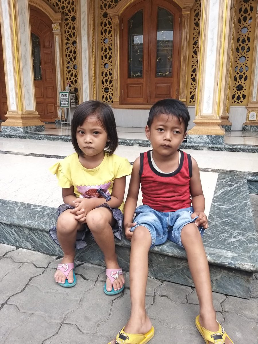 txtdaritng's tweet photo. Woy tangs! aing ge dapet inpo ada anak terlantar di masjid al muhajirin, tangerang elok, gelam jaya, kabupaten tangerang. Mungkin elu pada ada yang kenal dengan orang tuanya. Mohon dibantu ya tangs https://t.co/6sfvyHbQpc