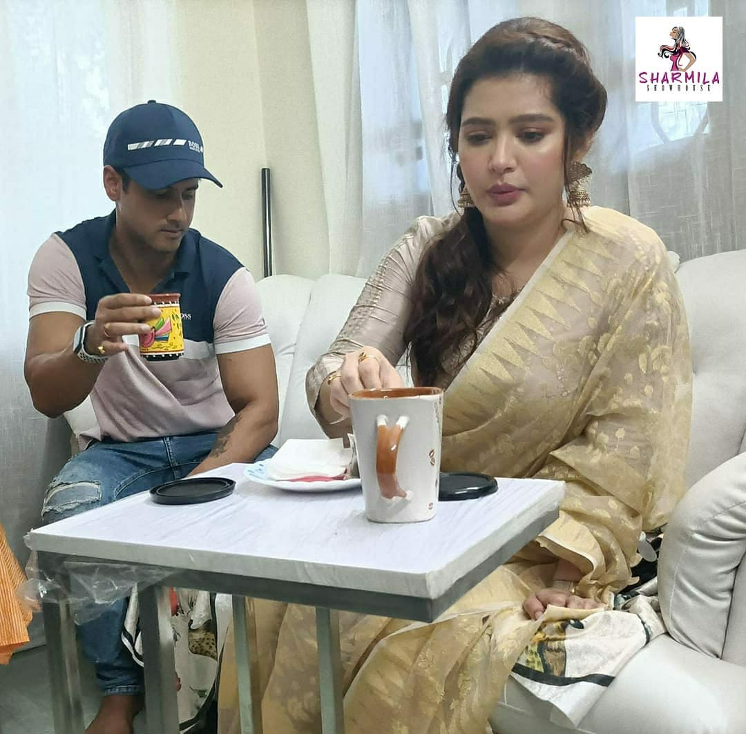 @Yash_Dasgupta and @SahaEna take one step ahead for their upcoming project #cheenebadaam
 
#yashdasgupta #enasaha #celebrity #tollywood #mahuratshot #upcomingproject #newwork #weloveyouyash #tollywoodactor #ouridolyashd 
PC-  @sharmilashowhouse