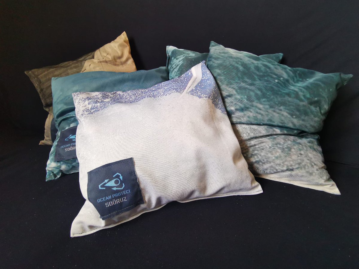 #DesignProduit 😴 | Nous avons réalisé des coussins éco-conçus pour l'entreprise de #Surfwear française <a href="/sooruzofficial/">Soöruz</a> :
➡️ Tissu provenant d'anciennes voiles promotionnelles de la marque.
➡️ Rembourrage en néoprène issu du broyage de combinaisons usées.
#EconomieCirculaire