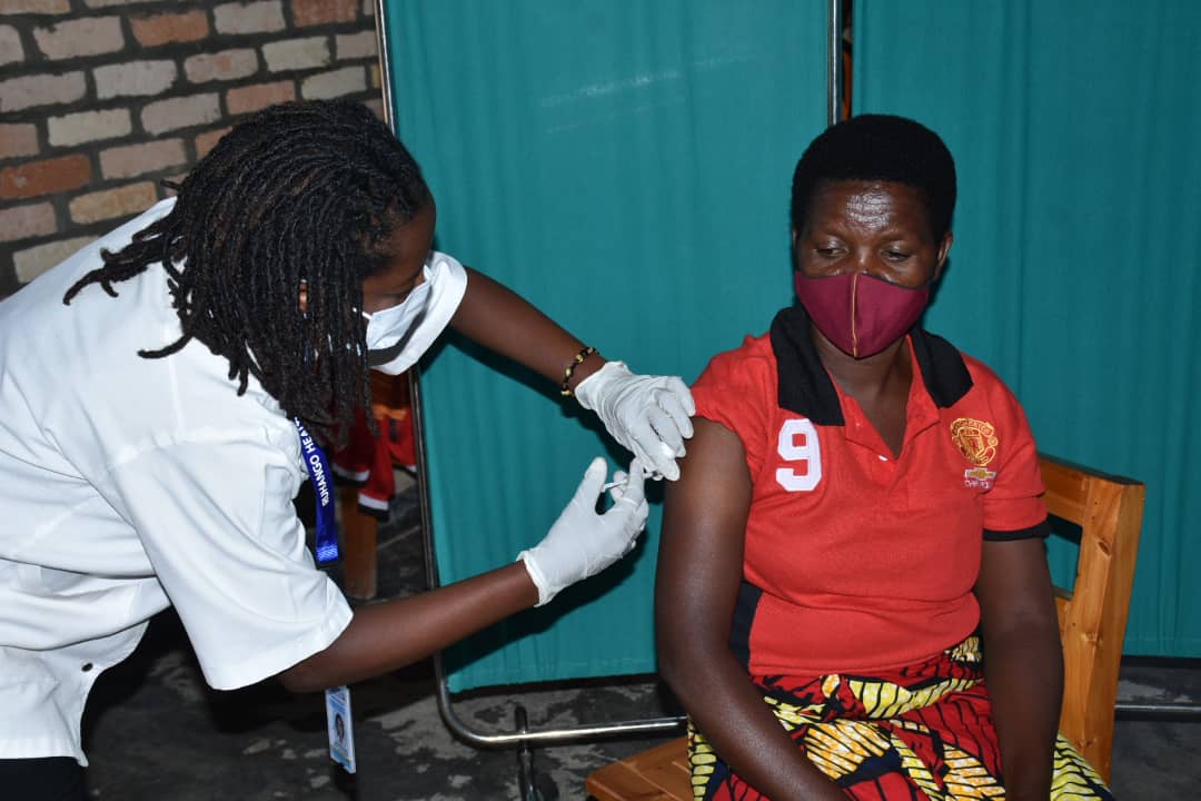 RuhangoDistrict's tweet photo. Ku bigo Nderabuzima 15 byo mu @RuhangoDistrict harimo gutangwa doze ya kabiri y'urukingo rwa #COVID19 ku bantu bafite imyaka 40 kujyana hejuru bakingiwe urwa mbere ku matariki ya 4,5 na 6 Kanama 2021. Duhabwe #Inkingo uko zateganyijwe.
#InkingoNiUbuzima
#NtaKudohoka
#Tuzatsinda https://t.co/vDD3uluAHF