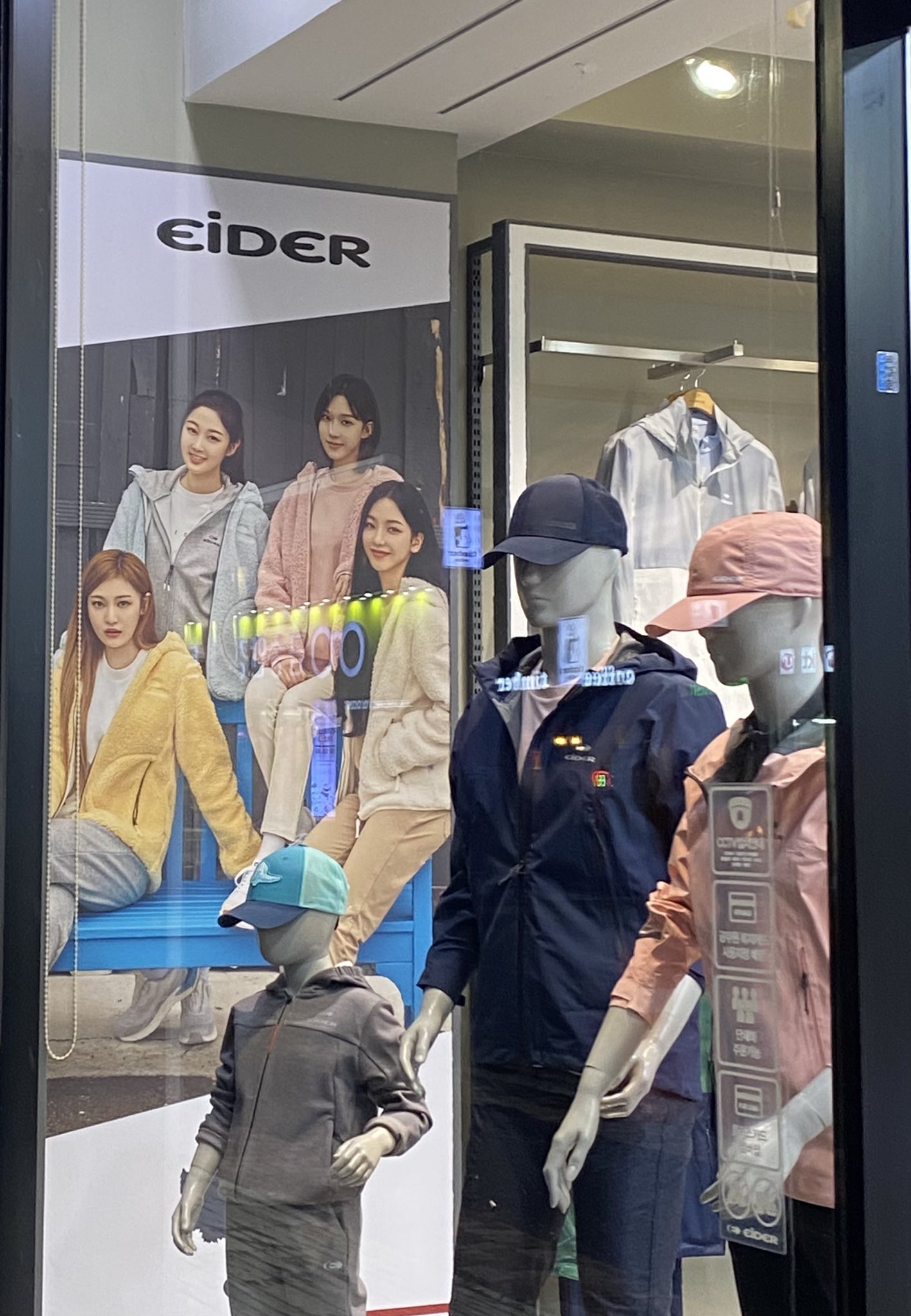 E9ocHp2VoAEobZT?format=jpg&name=large