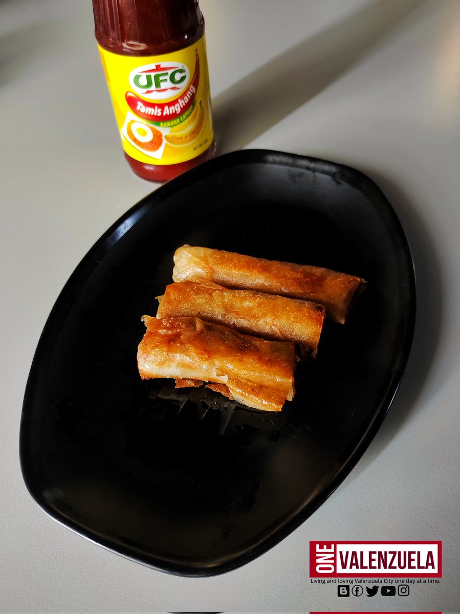 one_valenzuela's tweet photo. "Mainit pa, kain muna."
Maraming trabaho pero first dibs sa lumpiang shanghai? Kahit sinong nilalang sa earth matutuwa.
Mga simpleng ligaya.😉
#EatLocal #CookLocal #SarapSaValenzuela #ValenzuelaCity https://t.co/XOJa7JKpgb