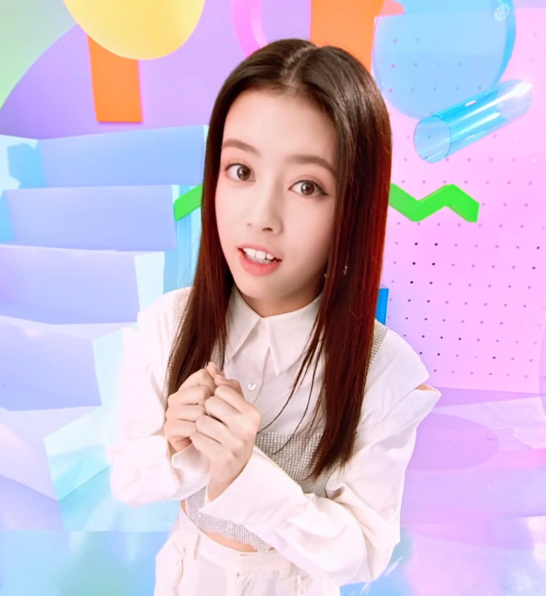 NiziU リマ NiziU - LOVE LINE (Japanese Version) Outfit Showcase | TikTok