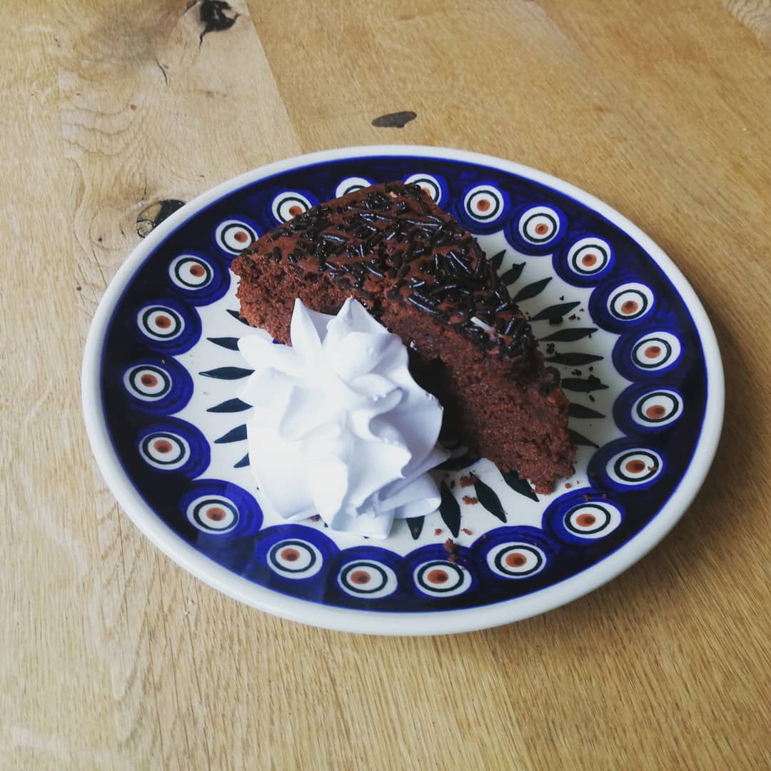 veiscafe's tweet photo. Frisch gebackener Brownie-Kuchen täglich bei uns im VEIS - mit uns ohne Schlagfix - mit und ohne Eis! 🥧🍫 #veganbrownies #veganerkuchen #vegan https://t.co/0Q9uSQgjYl