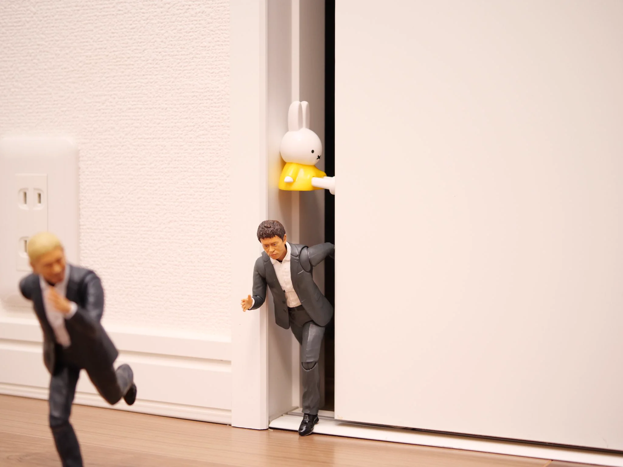 迫り来る壁、焦る2人。助けに来たのはまさかの『ミッフィー』！？