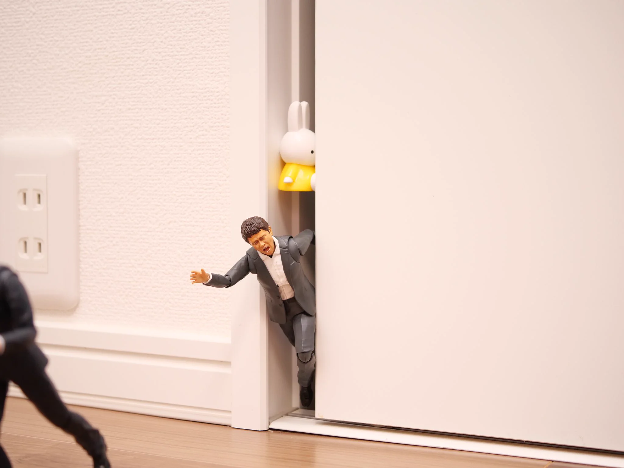 迫り来る壁、焦る2人。助けに来たのはまさかの『ミッフィー』！？