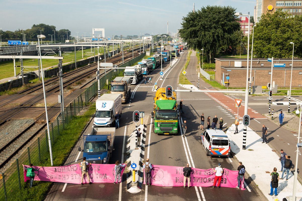 NLRebellion's tweet image. Olietankwagens staan in de file. Sorry not sorry, @portofRotterdam en @Shell_pernis. Iedereen verdient een groene baan. #ShutdownShell