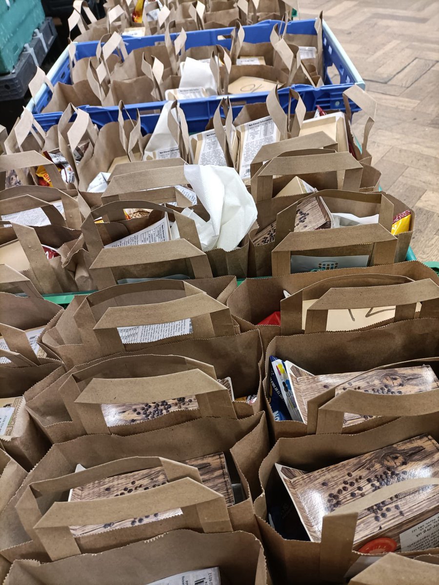 RaviSinghKA's tweet photo. Afghan Refugees

For the 2nd day  @Khalsa_Aid is providing over 1000 freshly cut sandwiches to the U.K. Border Control for the refugees arriving from #Afghanistan ! Our thx to our @LangarAid  team for the distribution. @ukhomeoffice @FCDOtravelGovUK 

#OperationPitting https://t.co/T0ALDA1jAc
