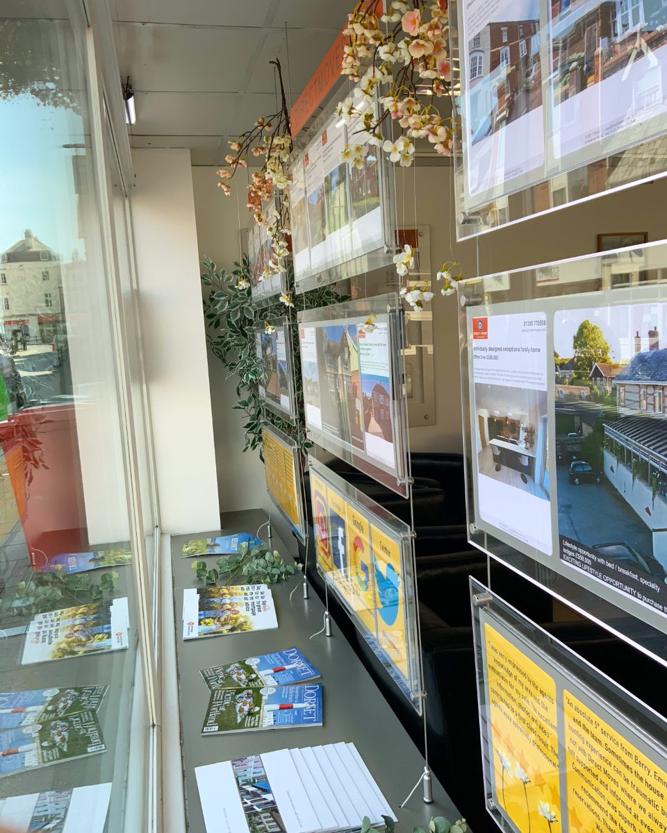 EstateMoves's tweet image. Lovely new window display here at Direct Moves! What do you think? #weymouth #realestate #dorset #relocation