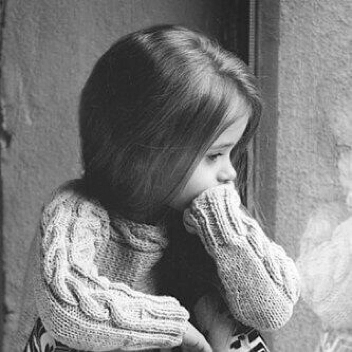 اصعب انوأع المقآومة عندمآ تكون لديك رغبة بالبكآء ولكنك تبتسم لتحمي كبريائك …""