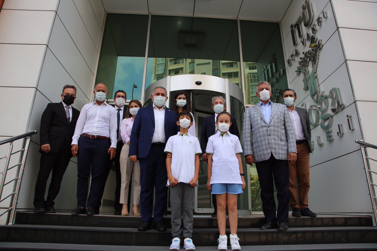 Okulumuzu ziyaret eden İTÜ Rektörümüz Prof. Dr. Sayın İsmail Koyuncu, 2021-2022 eğitim-öğretim dönemi için öğrencilerimize ve öğretmenlerimize başarılar diledi.