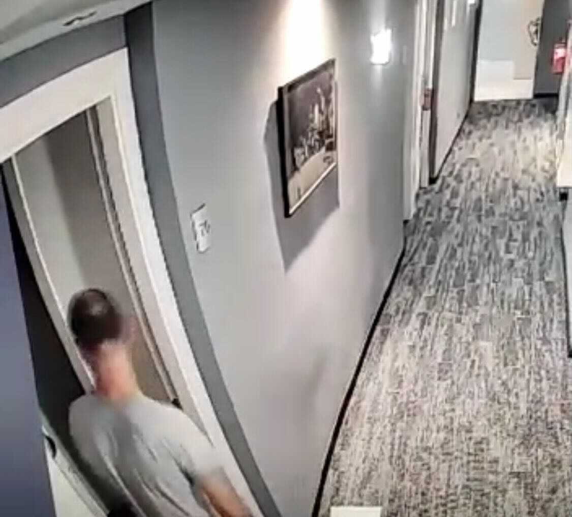 La_SER's tweet photo. La fuga del padre buscado por el asesinato de su hijo de dos años quedaron grabadas en las cámaras de seguridad del hotel de Barcelona https://t.co/X0nT9LiV1i https://t.co/udVTr53OFa