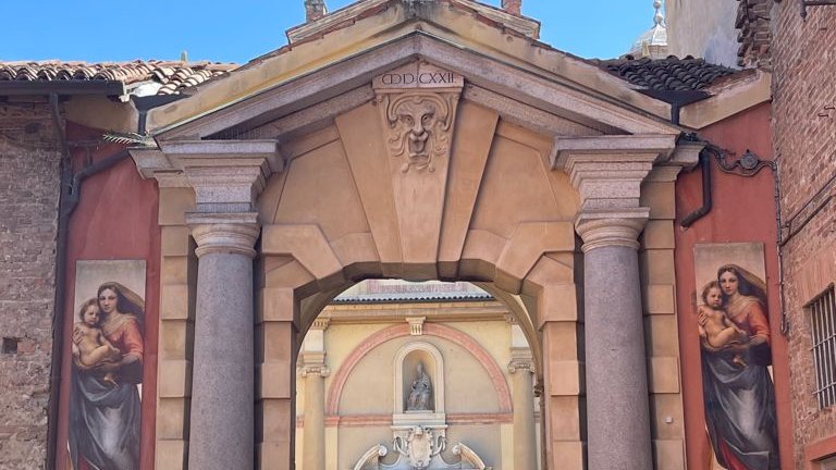 Piacenza 2020+21 e…la #MadonnaSistina | Tornano le #visiteguidate alla scoperta di #SanSisto, che ospita fino al 31.10, la mostra dedicata alla Madonna Sistina di #Raffaello. 
Il prossimo appuntamento è per il 31.08, alle 21.00.

L’iniziativa sarà in diretta streaming su #Zoom!