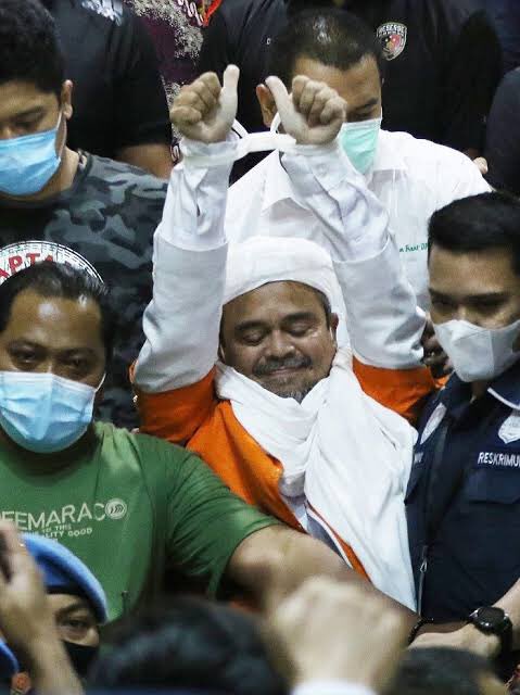 bachrum_achmadi's tweet photo. Beda perlakuan aparat.
M. Kace penista agama islam tdk diborgol. Sdngkan IBHRS pelanggar prokes diborgol.

Jd ini yg namanya polri PRESISI? 👏👏 https://t.co/idiccCIBXm