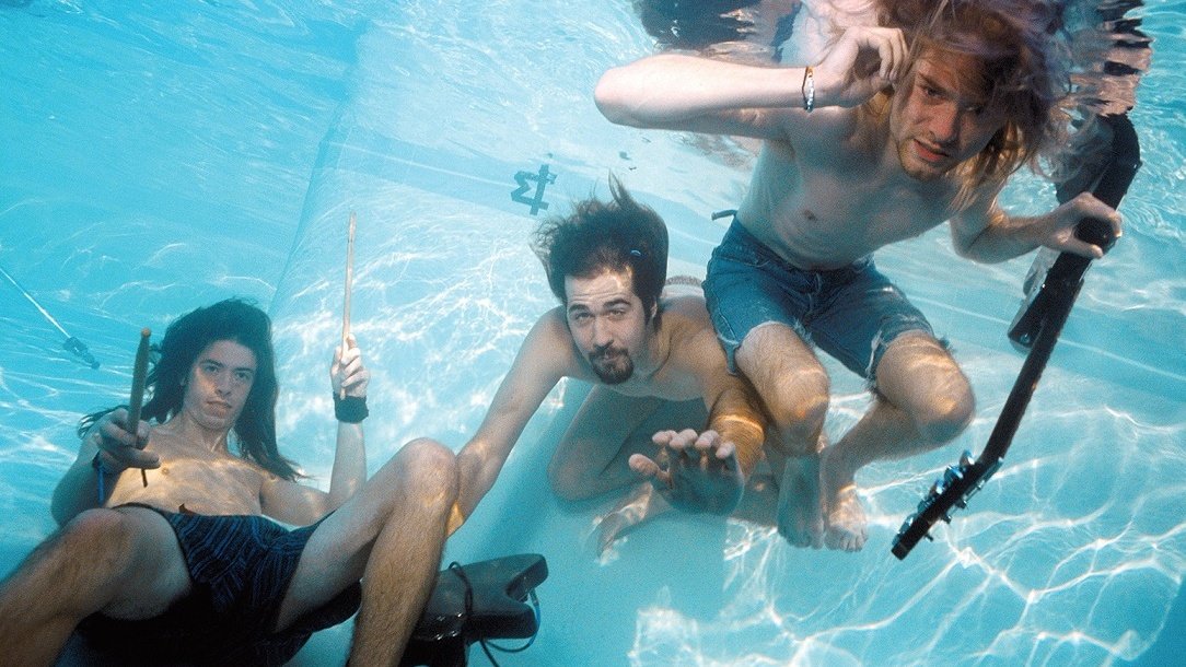 poptime's tweet photo. GENTE? Spencer Elden, o 'bebê do Nirvana', que foi capa do disco "Nevermind", está processando a banda por exploração sexual. Na ação, ele diz que a imagem é pornografia infantil e que sofreu danos permanentes. https://t.co/wZItSl22zs