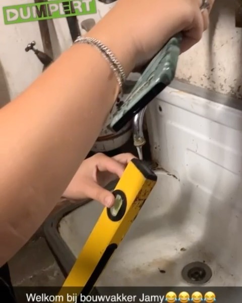 dumpert's tweet photo. Waterpas bijvullen! βZo werkt da toch niee?!β π #waterpas #bijvullen #water #meisje #prank #collega #stagiaire #bouw #bouwvakker #trollen #flauw https://t.co/DAxYQyYWnl https://t.co/BCIp8jDWW3