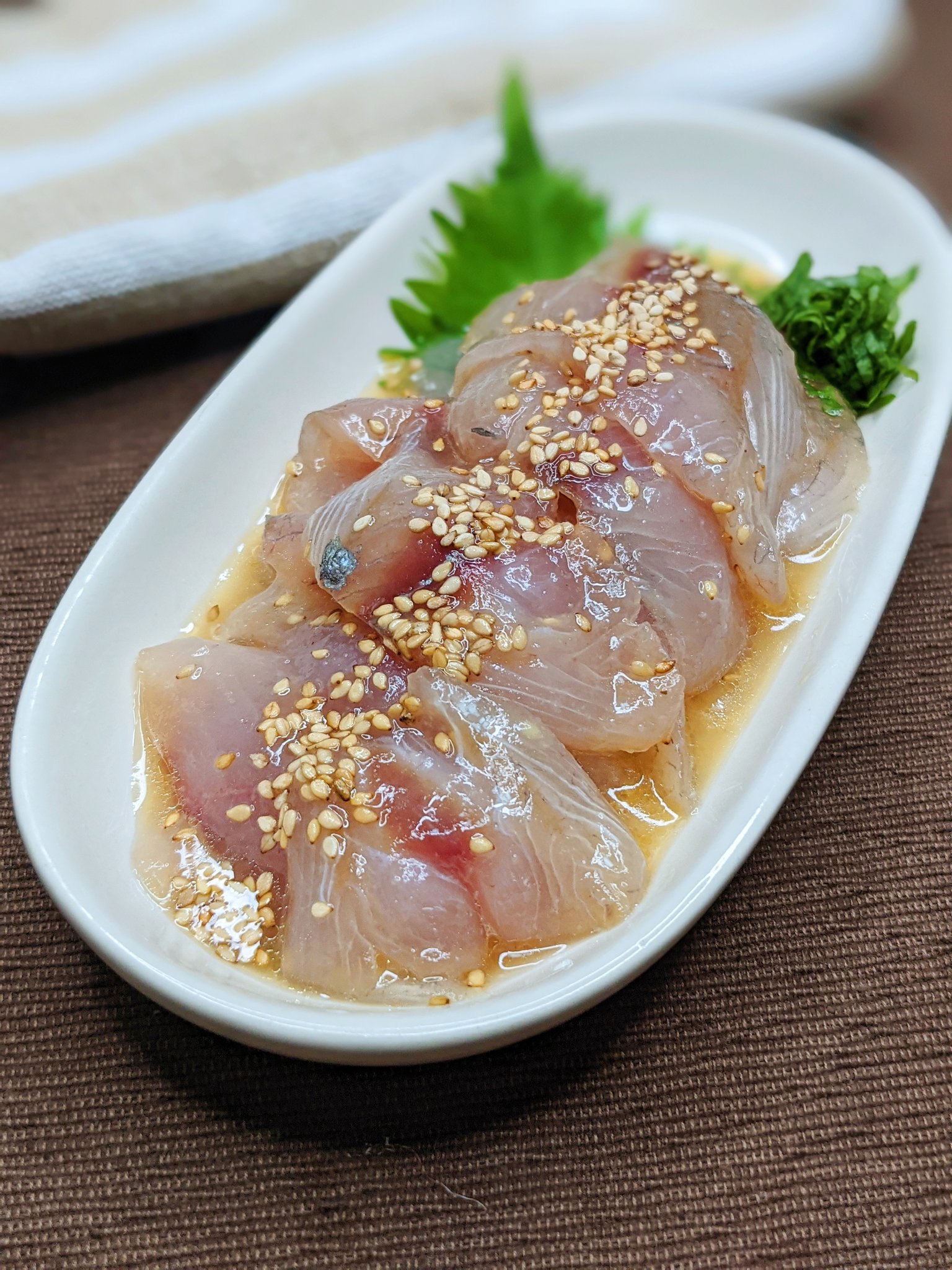 ハマごはん お手軽レシピ お家居酒屋 カンパチの味噌漬け 味噌 白だし みりん 砂糖 だしの素を混ぜて600w30秒温めて冷ます カンパチをカットして ごま油 白ごまを混ぜて分おく 皿に移し大葉をそえて完成 一瞬でカンパチがなくなっ