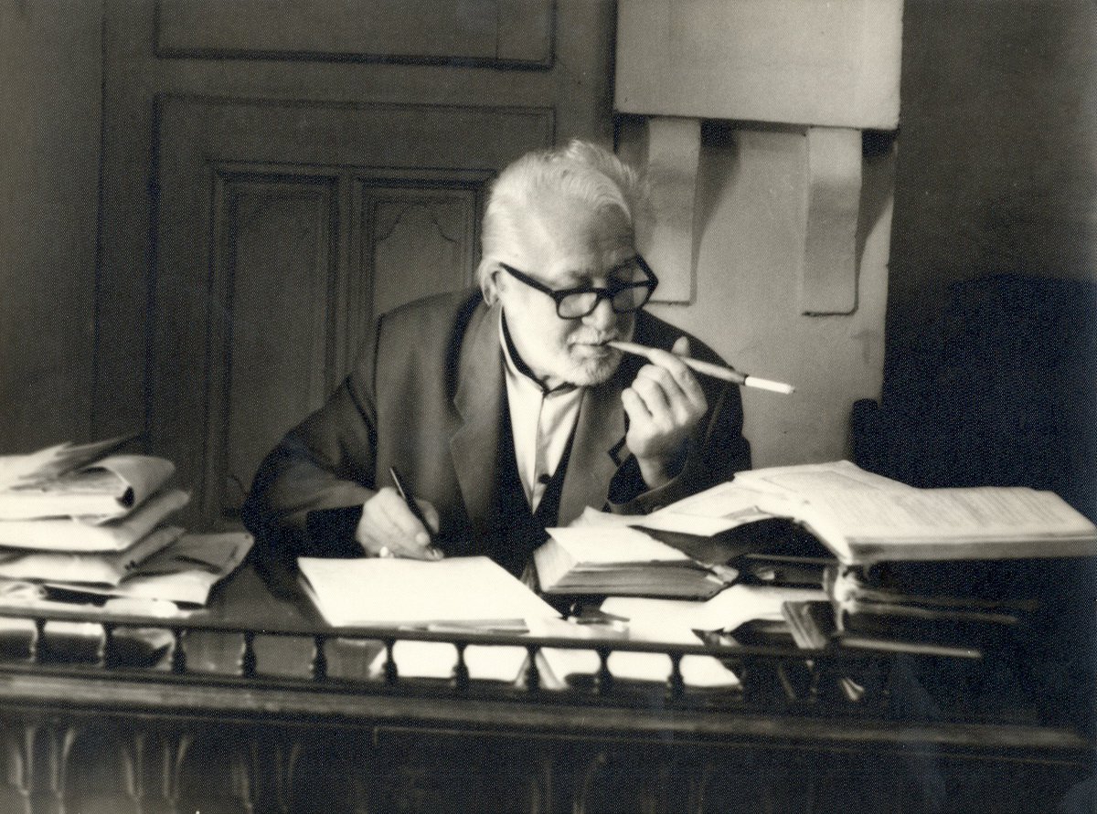 Edebiyat ve tasavvuf tarihinin nevi şahsına münhasır önemli ismi Abdülbâki Gölpınarlı bugün vefat etti. Eserleriyle, üslubuyla yaşasın, rahmet olsun…