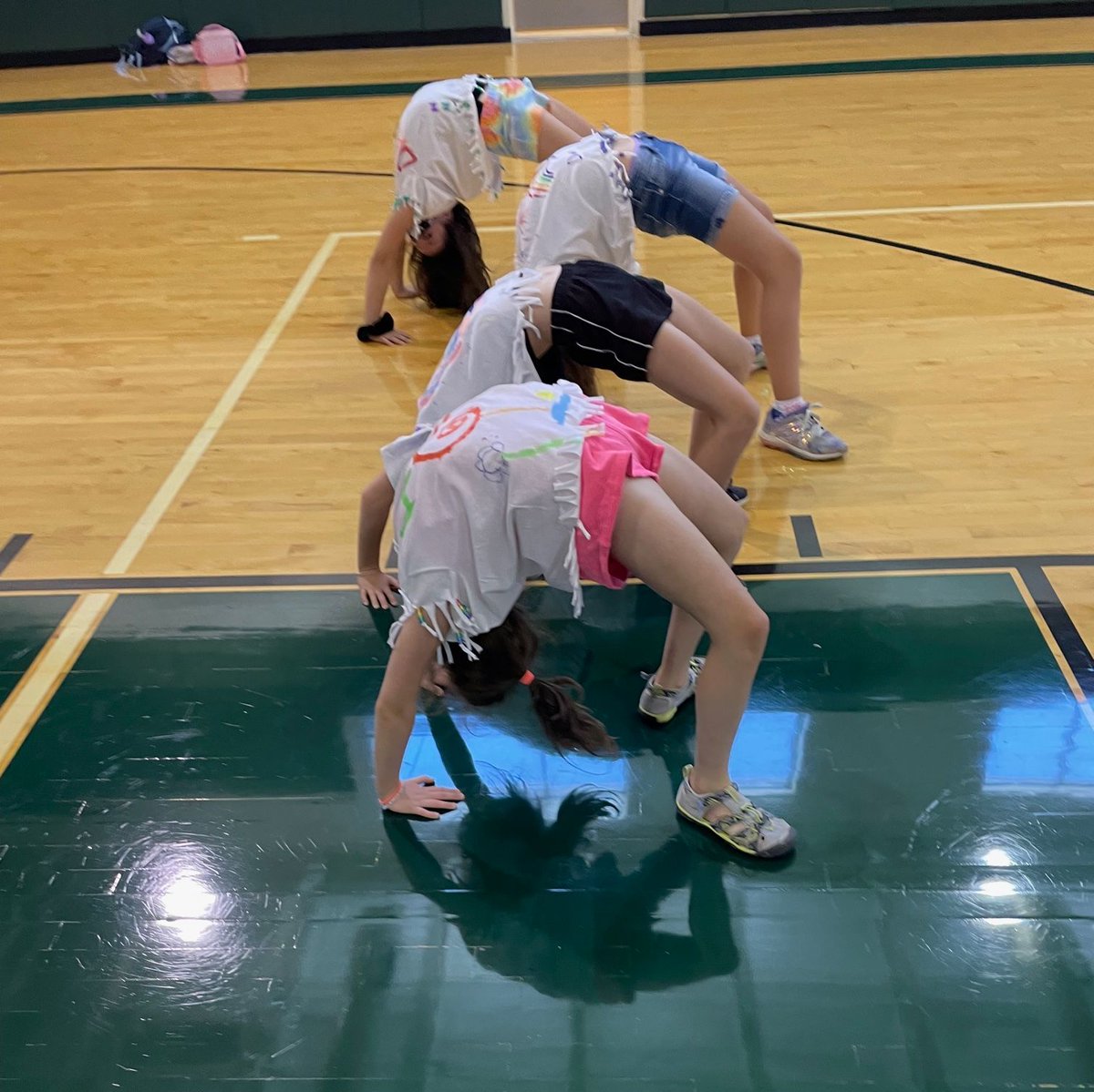 We've made it through halfway of the week. Keep stretching your limits! 😉✨👯 
_____
@baroodyproject #motivationalmonday #dance #strethyourlimits #fitness #positive #nevergiveup #happymonday #happyweek #happysummer #baroodycamps