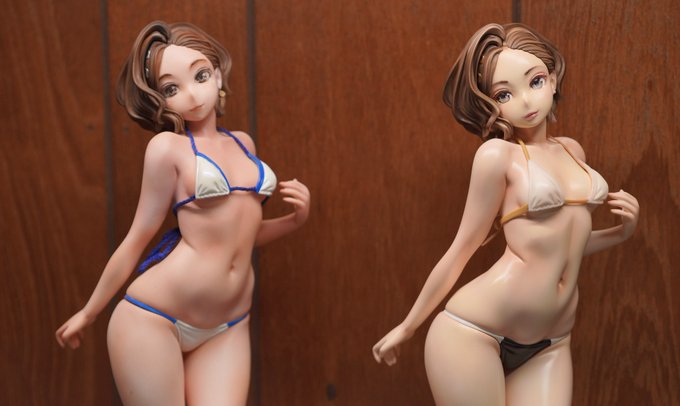 ブラとブラ紐の色をどうするか考え中。唐詩郎氏ビキニの青いところが白、白いところが黒、かな。 