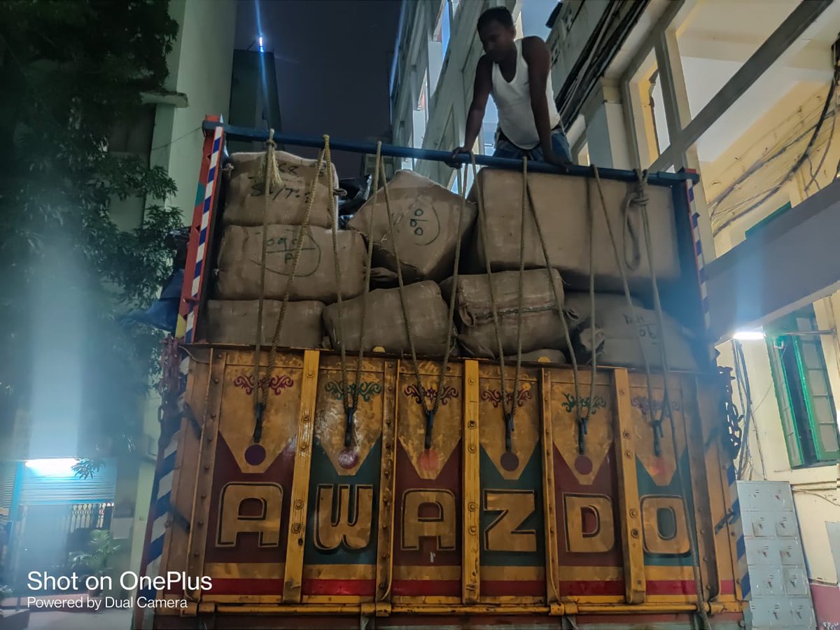 kolkata_customs's tweet photo. Offcrs of #PrevCommWB acting on intelligence on 24.08.21 intercepted &amp; arrested 3 persons near Gocharan 24Pgs(S) with a truckload of #IndianSarees &amp; a #Bolero car of appx value ₹1.2cr for intended smuggling into Bangladesh in a trawler from Raidighi jetty @PIBKolkata @cbic_india https://t.co/WAjj9r9zIH