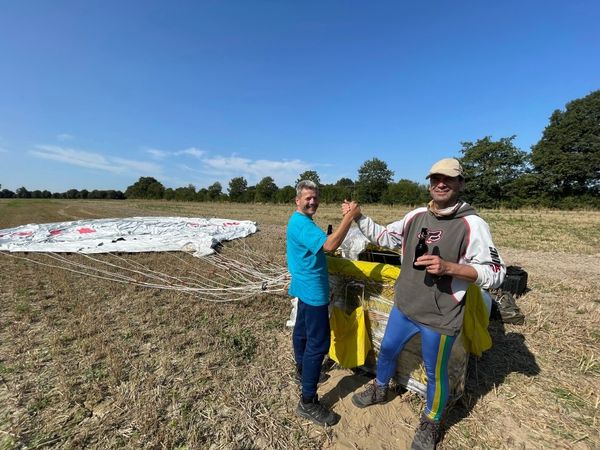 Schweizer Sieg am Gordon Bennett 2021 - Das Schweizer Siegerteam mit Kurt Frieden und Pascal Witprächtiger als Team SUI-2 legte dabei während gut 85 Stunden 1’560 km zurück und landete nahe der Atlantikküste südöstlich von Nantes in Frankreich.aeroclub.ch/schweizer-sieg…