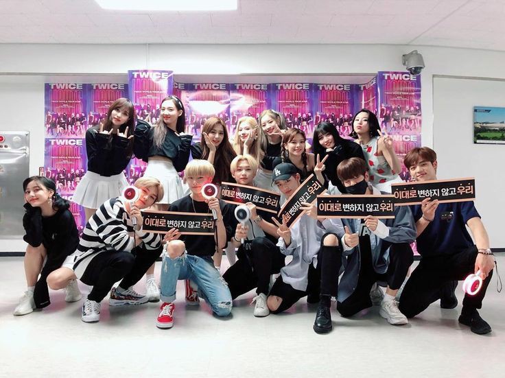 5Throb2's tweet photo. Twice : Twice and Stray Kids are from the same agencies they also support each other ....Sana and Chan were also best friend whenever Twice have a comeback Chan never fogot to play their new song in his vlive and always said a good stuff about Twice
#letsloveeachother
#oncestay https://t.co/YYrCFqBDKf